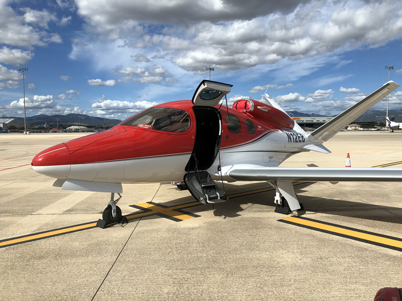 Cirrus SF 50 Vision Jet sur le tarmac de l'aéroport de Majorque en 2020