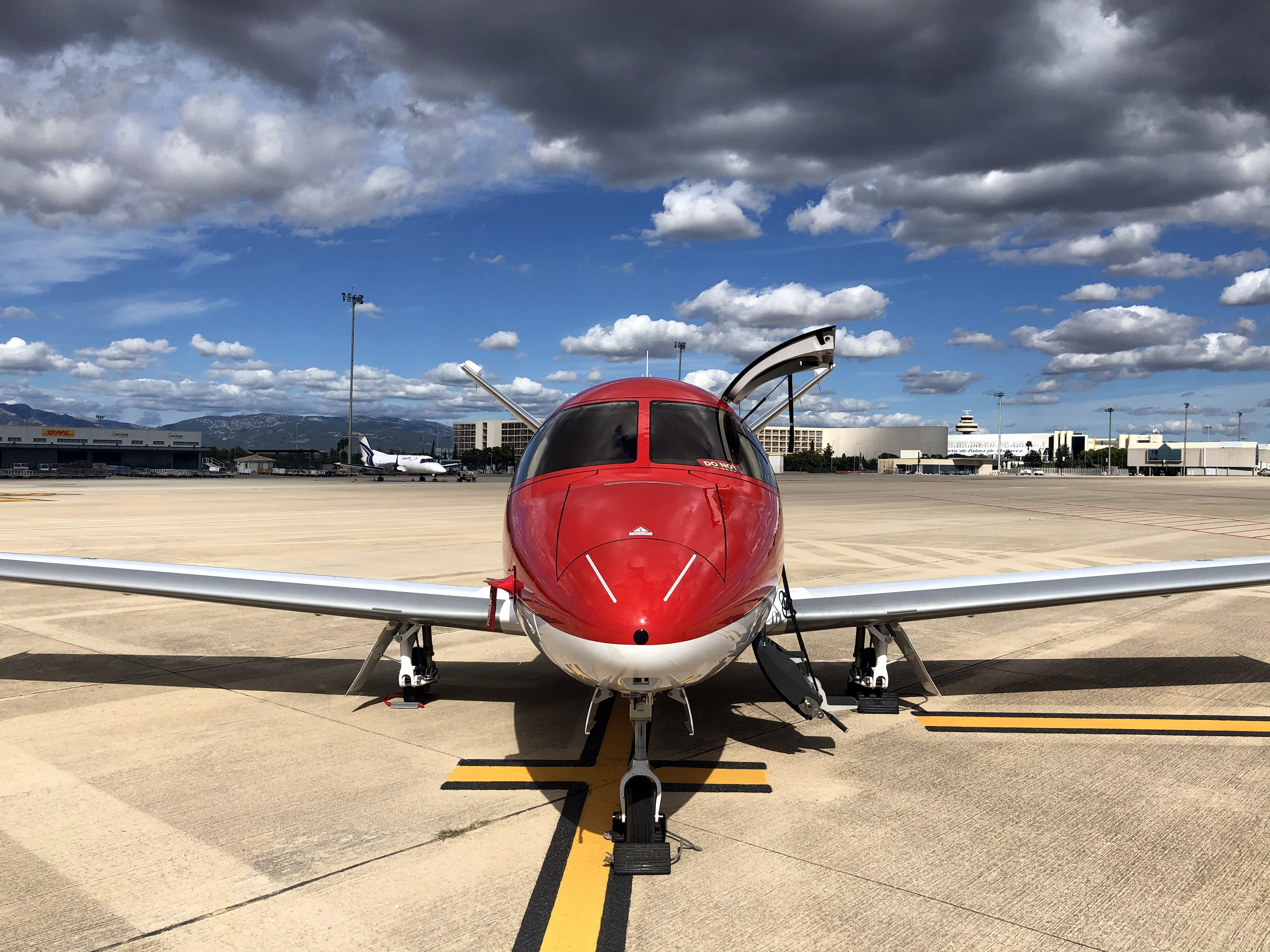 Le Cirrus Vision Jet SF50 G2 vu de l'avant