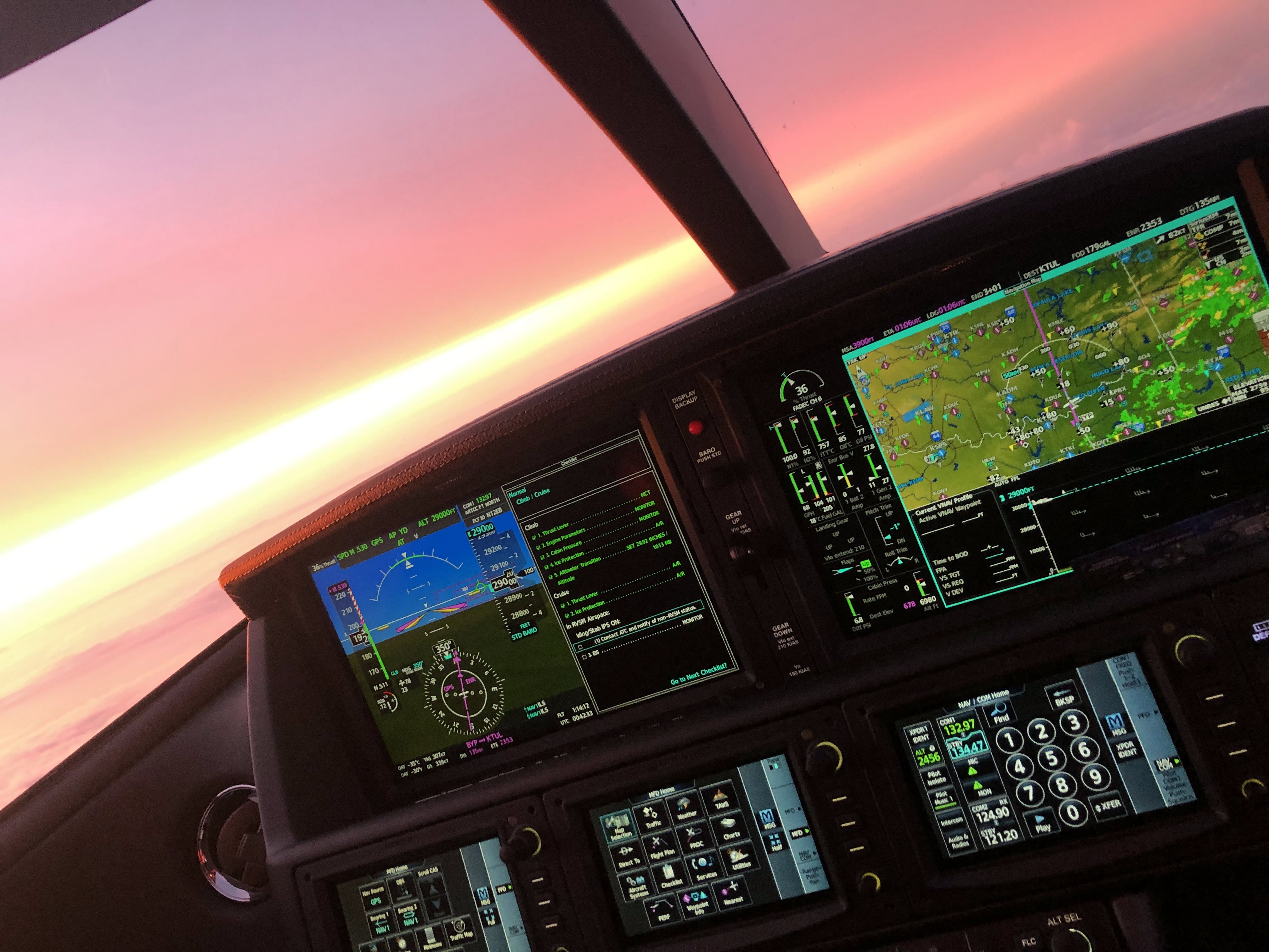 Avionique du Cirrus Vision Jet et couché de soleil au-dessus du Texas, à 29.000 pieds et 307 Kt.